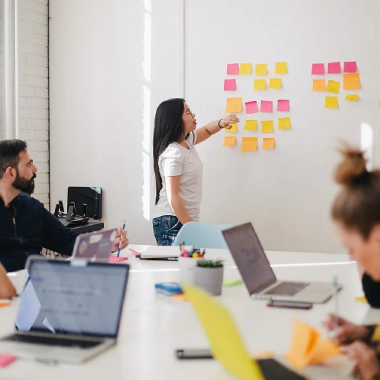 Façonner une signature de marque forte pour doper la communication commerciale